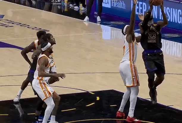 博鱼官方-詹姆斯突破上篮时顶到膝盖，随后一瘸一拐跺跺脚继续打